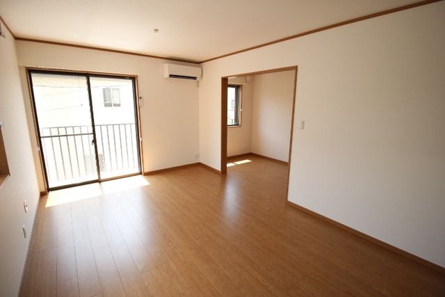 居室・リビング　広々とした居室