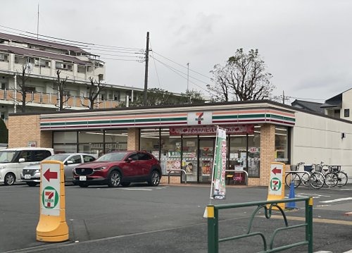 コンビニ　セブンイレブン 足立神明1丁目店（コンビニ）まで590m