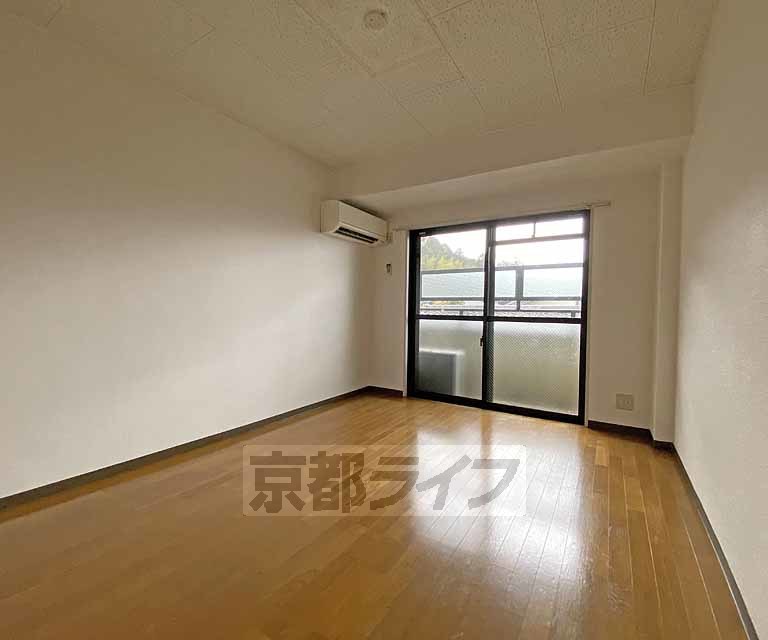 居室・リビング　叡山電車木野駅まで徒歩１分、精華大学まで徒歩８分の立地...