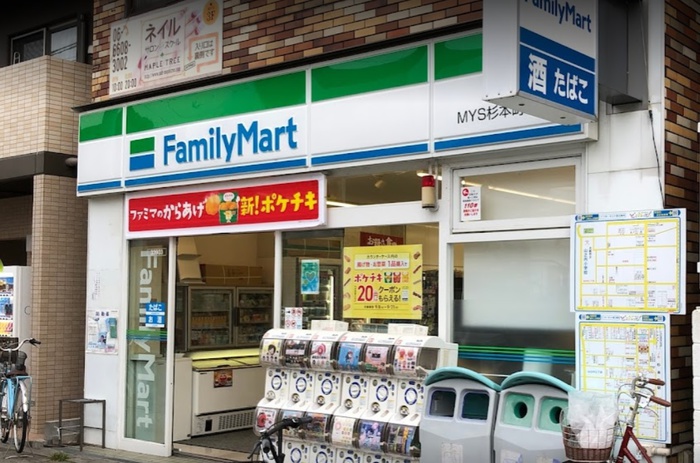コンビニ　ファミリーマート（コンビニ）まで140m