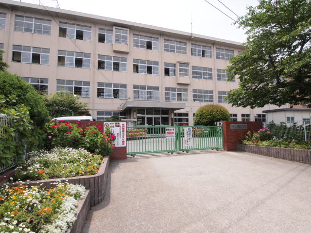 小学校　福岡市立周船寺小学校（小学校）まで907m