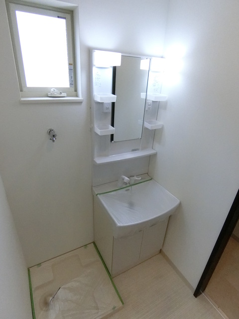 洗面設備　洗面所に窓付き。湿気がこもりません。