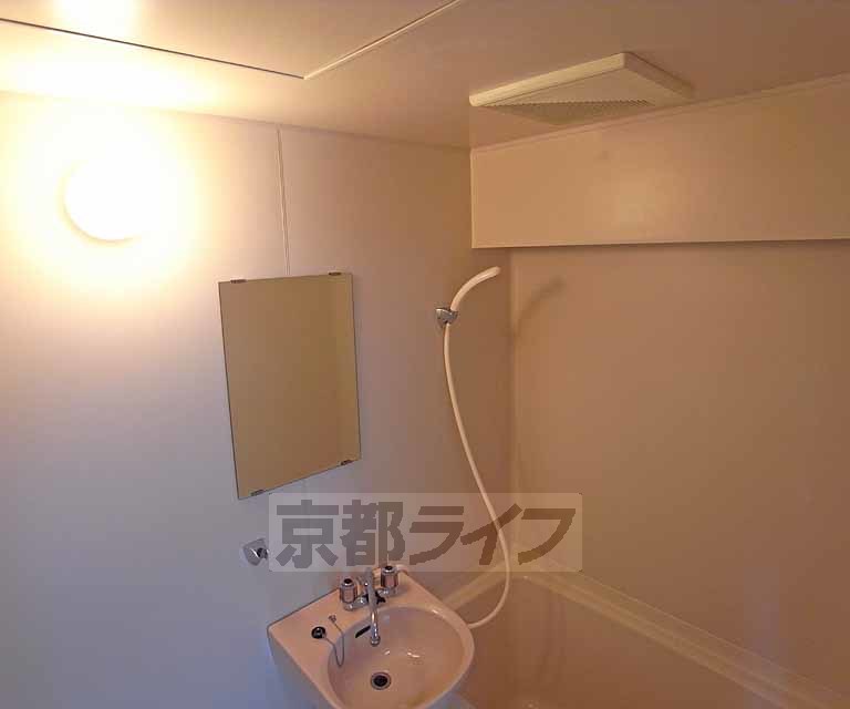 洗面設備　バスルーム内の洗面ボウルです。