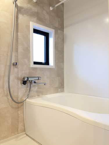 バス・シャワールーム　窓があるので換気にも便利♪