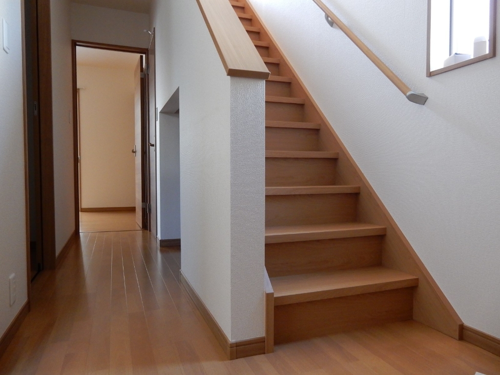 その他　1階からみた階段や1階の廊下(同型タイプ)