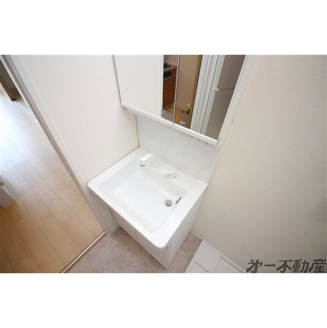 洗面設備　シャワー付洗面化粧台