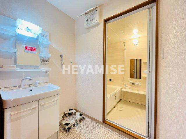 洗面設備　※同物件反転タイプの写真でございます※現況を優先します※