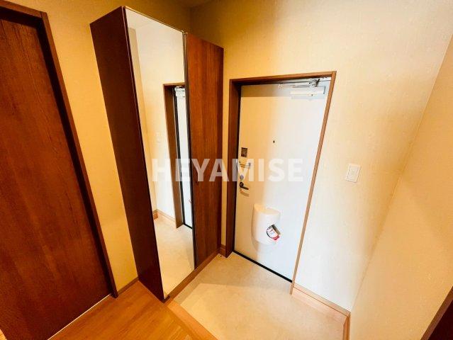 玄関　※同物件反転タイプの写真でございます※現況を優先します※