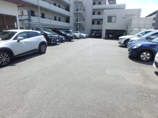 駐車場　駐車場完備