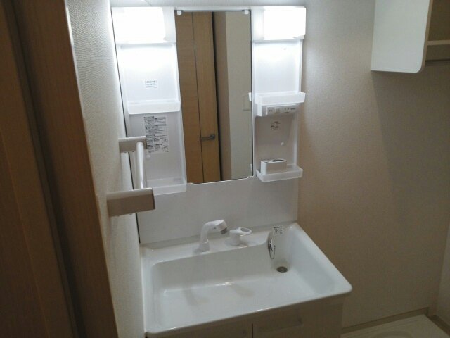 洗面設備　ゆったりとスペースのある洗面所