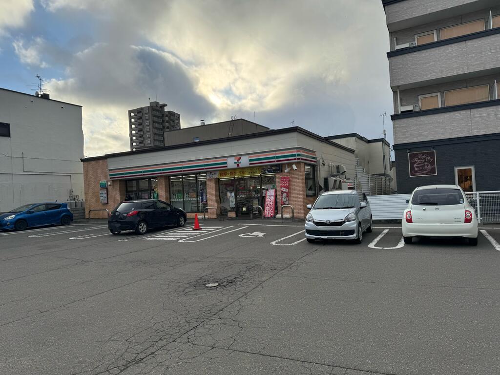 コンビニ　セブンイレブン札幌八軒5条西9丁目店（コンビニ）まで166m
