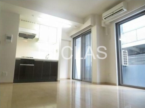 居室・リビング　落ち着いた色味の床材がくつろぎ空間を演出♪