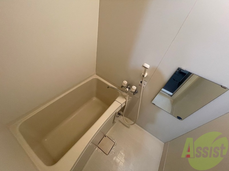 バス・シャワールーム　バスルームは狭すぎず、シャワーも浴びやすそうです。