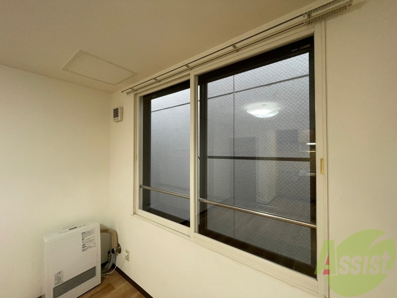 バルコニー　リビングには大きな窓があり空気の入れ替えができますね～。