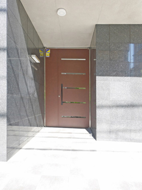 エントランス　おしゃれなエントランス扉