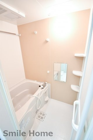 バス・シャワールーム　浴室乾燥付きなので梅雨時や洗濯物が多くても安心です。