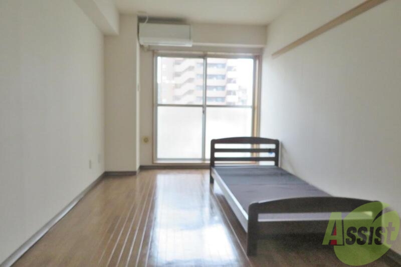 居室・リビング　ベッド付きのお部屋になります。新生活を始める方にはいいですね