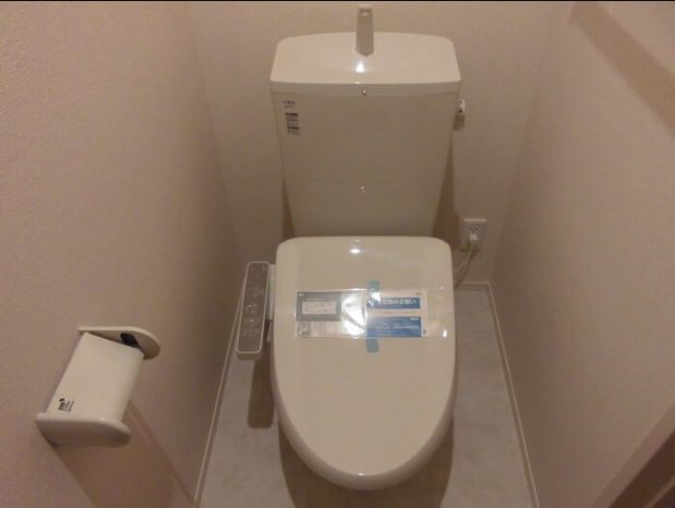 トイレ　落ち着いた色調のトイレです