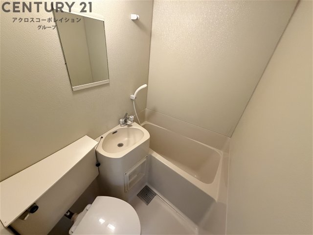 バス・シャワールーム　シンプルなユニットバス☆窓付きで換気も楽々！