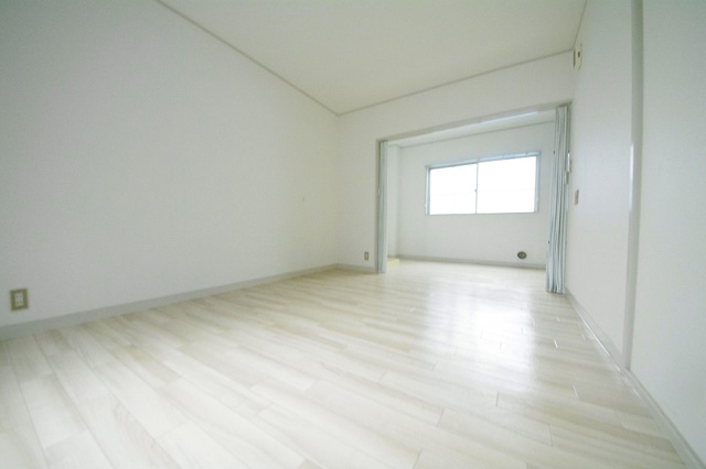 居室・リビング　床色が明るい色合いで、とてもきれいです。