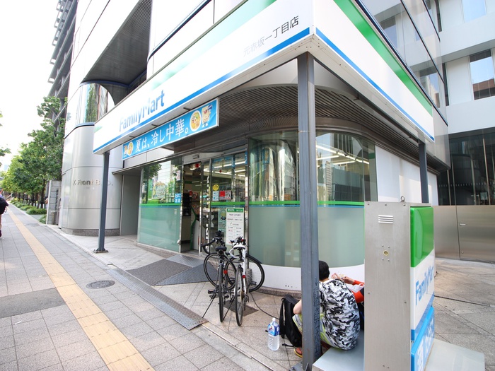 コンビニ　ファミリーマート（コンビニ）まで300m