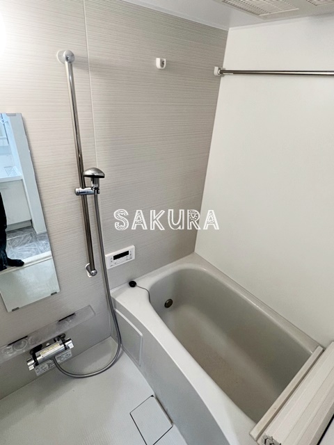 バス・シャワールーム　嬉しい追い焚き・浴室乾燥機付きです♪