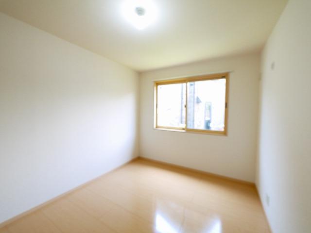 その他部屋・スペース　開放的な寝室です