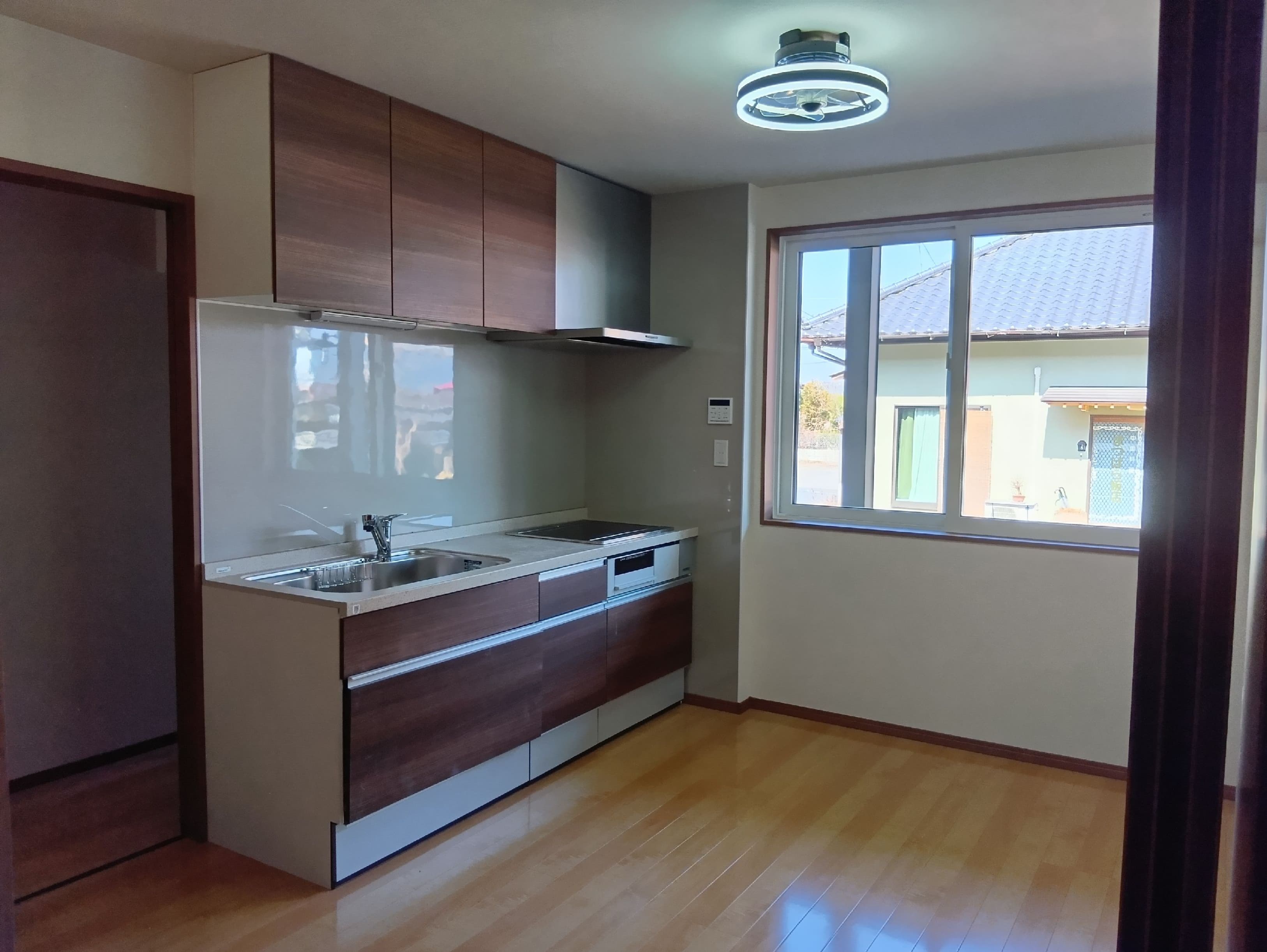 キッチン　明るい大きな窓