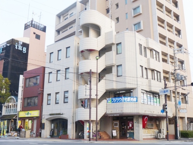 建物外観　外壁タイル貼りのおしゃれな外観です。