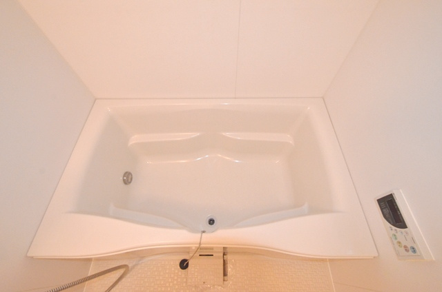 バス・シャワールーム　浴室乾燥機・追い焚き機能付きで便利な浴室です！