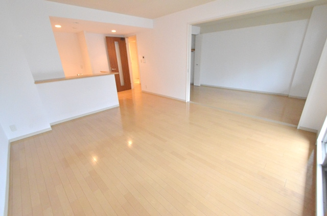 居室・リビング　エアコン付きで快適に過ごせます♪