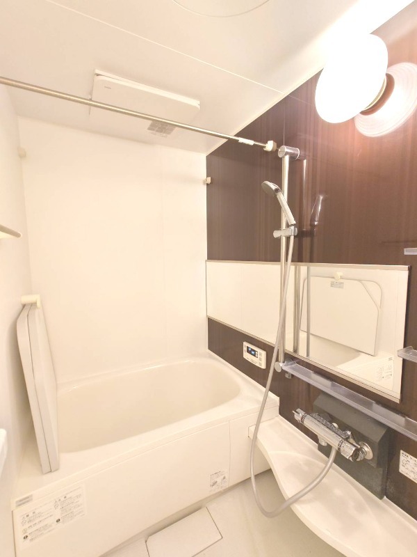 バス・シャワールーム　追い焚き・浴室乾燥機あります