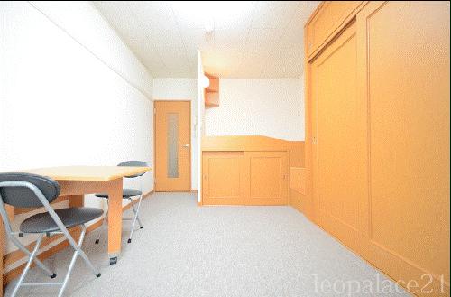 居室・リビング　備品や設備仕様は号室等により異なります現地をご確認下さい。