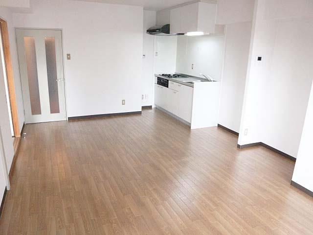 ロイヤルコーポ姫路栗山町の居間写真