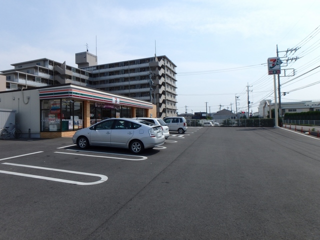 コンビニ　セブンイレブン（コンビニ）まで746m