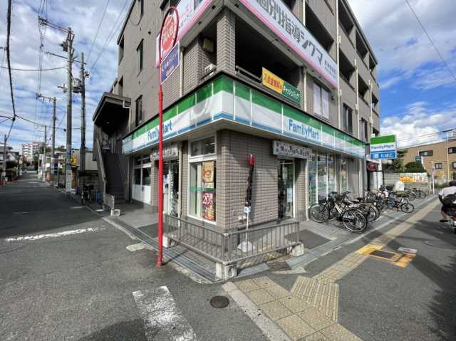 コンビニ　ファミリーマート（コンビニ）まで495m