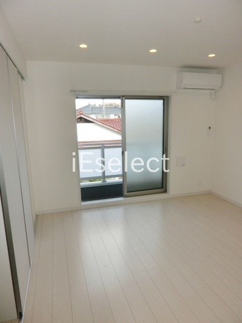 居室・リビング　別角度からの洋室です。