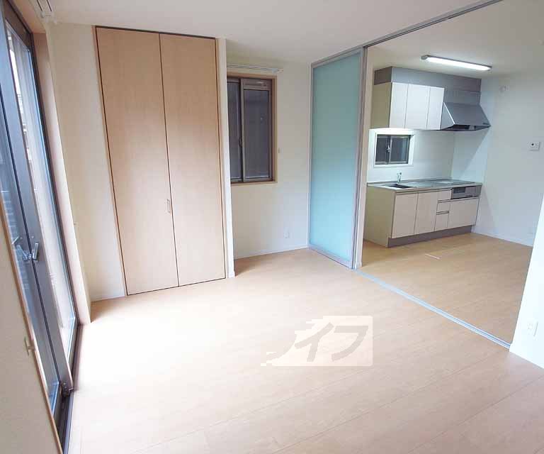 居室・リビング　スライドドアでダイニングとお部屋を繋げられます。