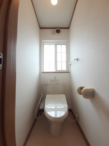 トイレ　落ち着いた色調のトイレです