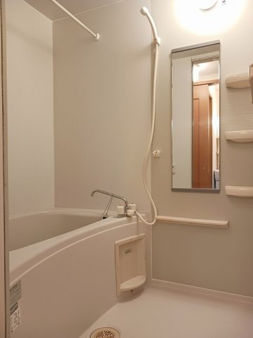 バス・シャワールーム　コンパクトで使いやすいお風呂です