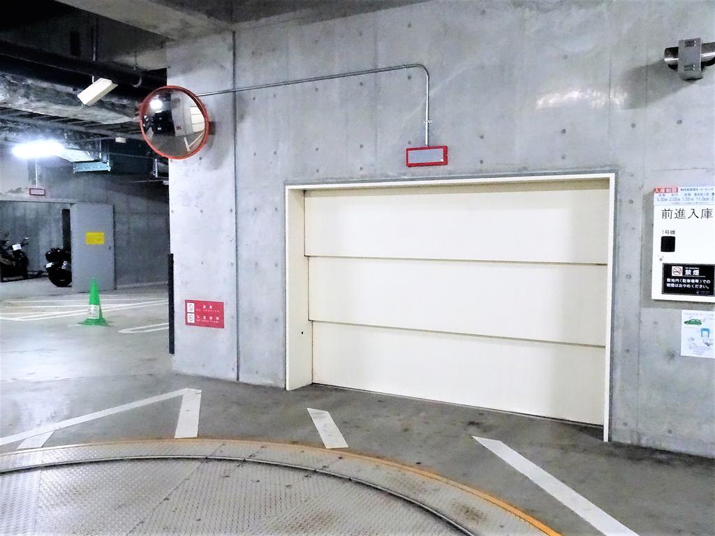 駐車場　駐車場へは外へ出ずに住戸フロアより直接行けます。