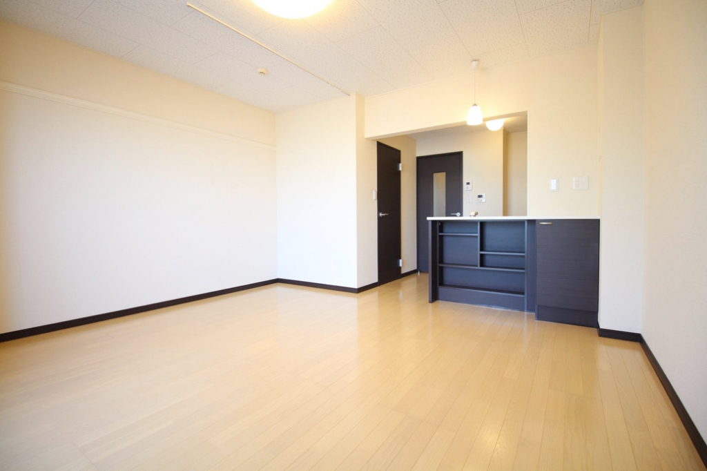 居室・リビング　１階はフローリング、２階は絨毯