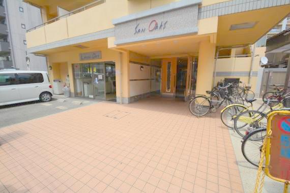 エントランス　オシャレなエントランスは安心のオートロック付きです。