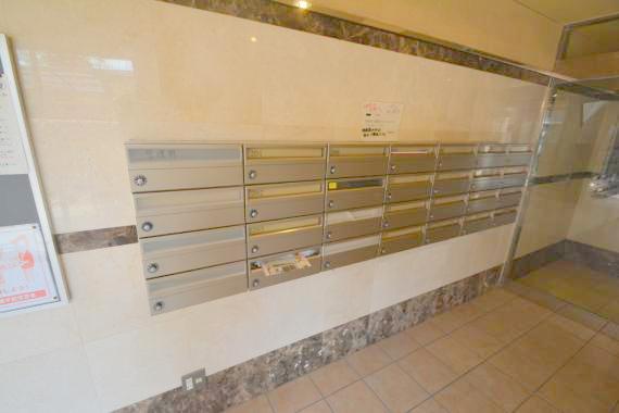 ロビー　ロビーにある各部屋毎のメールボックス。