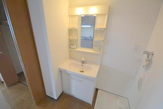 洗面設備　身支度が出来る独立洗面台です。