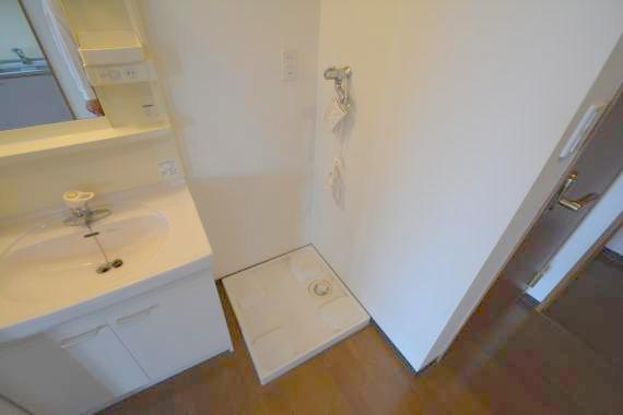 その他設備　室内に洗濯機置場があれば雨の日でも濡れる心配がございませんね