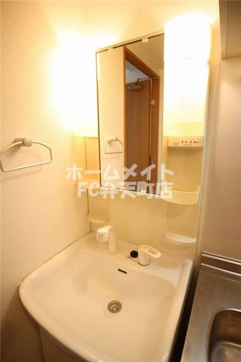 洗面設備　明るい洗面所です