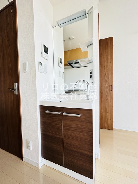 洗面設備　洗面台は人気の独立タイプ！毎日のお出かけ準備もラクラクです♪