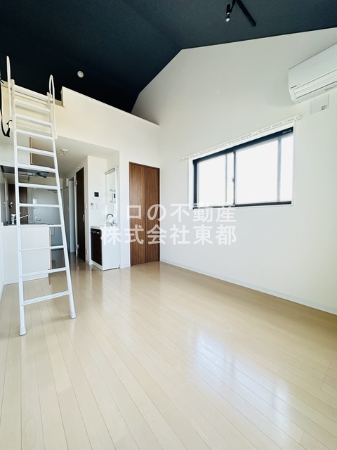 居室・リビング　天井高の開放感が気持ちいいロフト付きのお部屋です☆