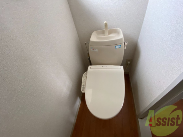 トイレ　温水洗浄便座なので快適に使用できそうですね。
